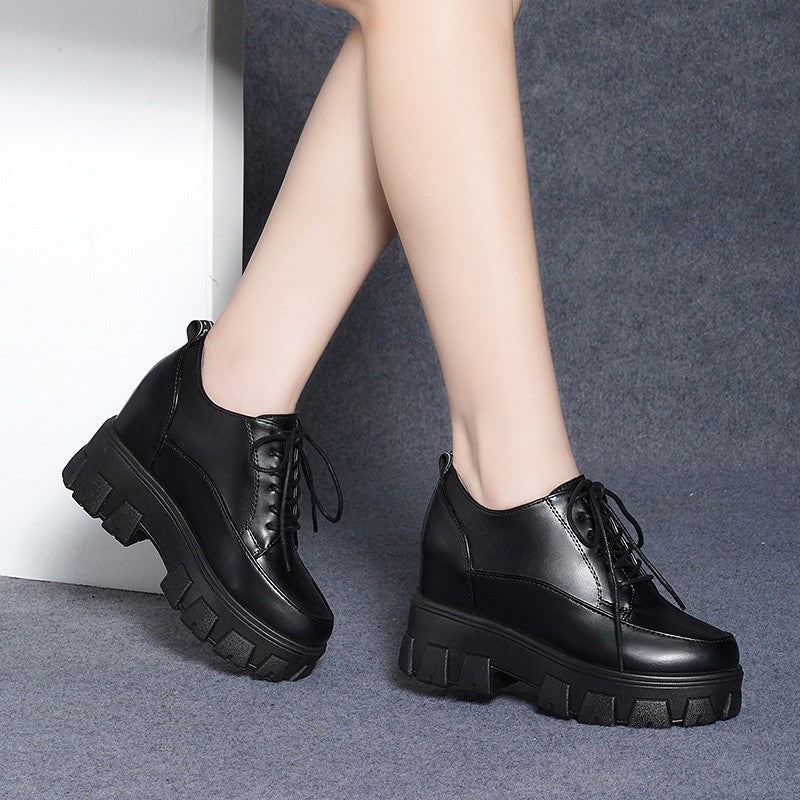Damen Plateausneaker mit glänzender Oberfläche und robustem Sohlenprofil