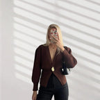 Damen Elegante Strickjacke mit tiefem V-Ausschnitt und dekorativem Knopf R&B