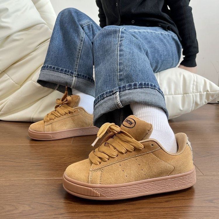 Damen Sneakers aus weichem Wildleder mit klassischer Laufsohle