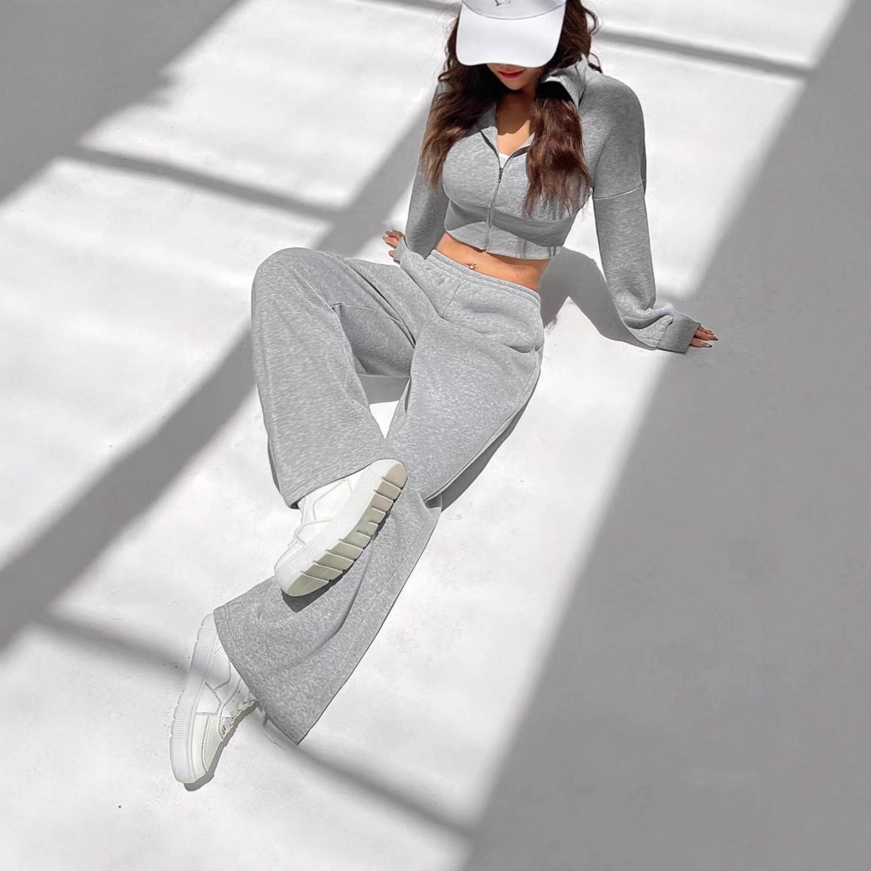 Damen sportliches Set aus weich fließendem Material mit Kapuze und weitem Schnitt R&B