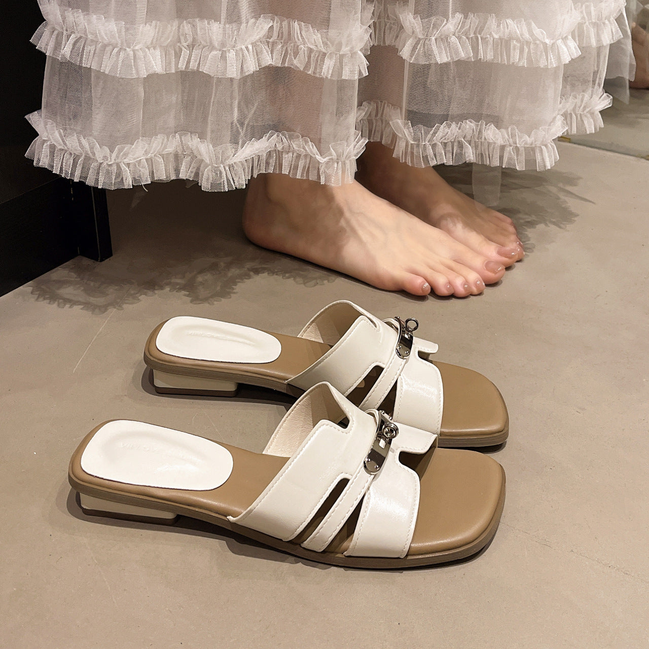 Damen Pantoletten mit modernem Design und eleganter Schnalle EB