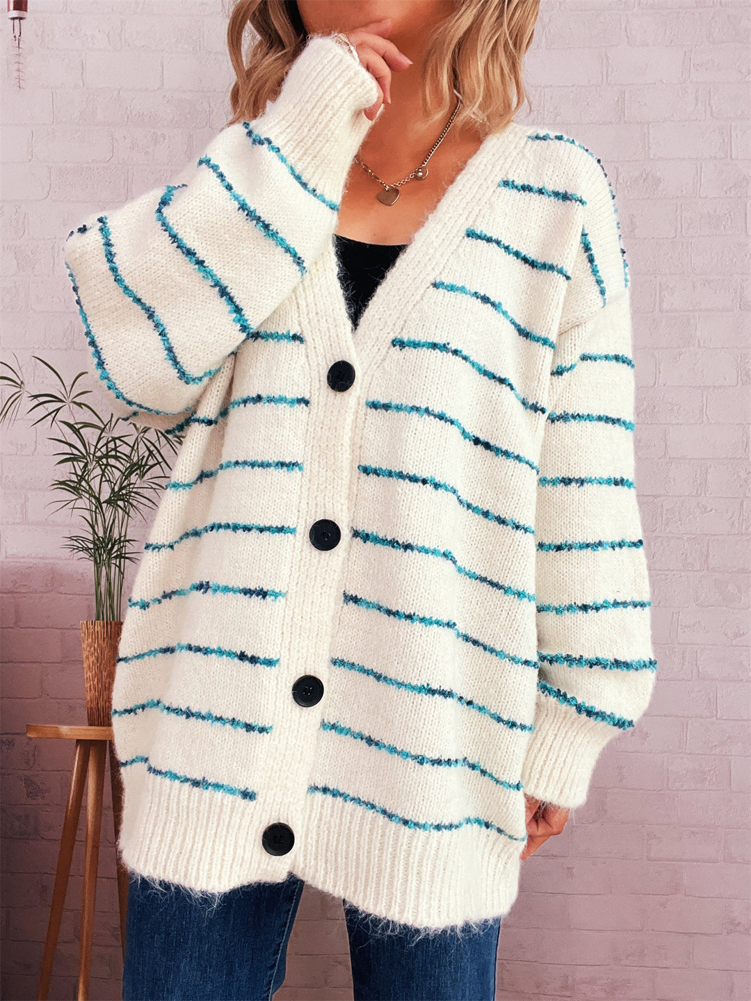 Damen grob strukturiertes Strickjäckchen mit buntem Streifenmuster R&B