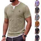 Herren nan texturiertes Kurzarmshirt mit geprägter Zopfstruktur, V‑Einsatz am Rundhals und Lagenlook R&B