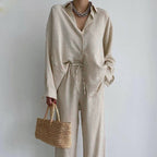 Damen lässiges Leinen Ensemble mit elegantem Hemd und weiter Hose
