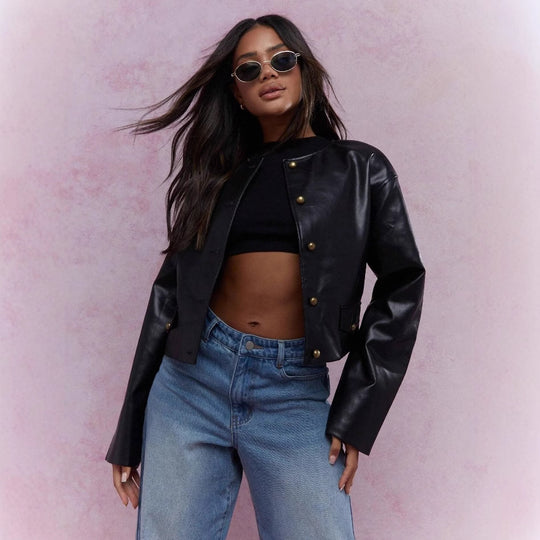 Damen Kunstlederjacke mit glänzendem Finish und dekorativen Knöpfen R&B