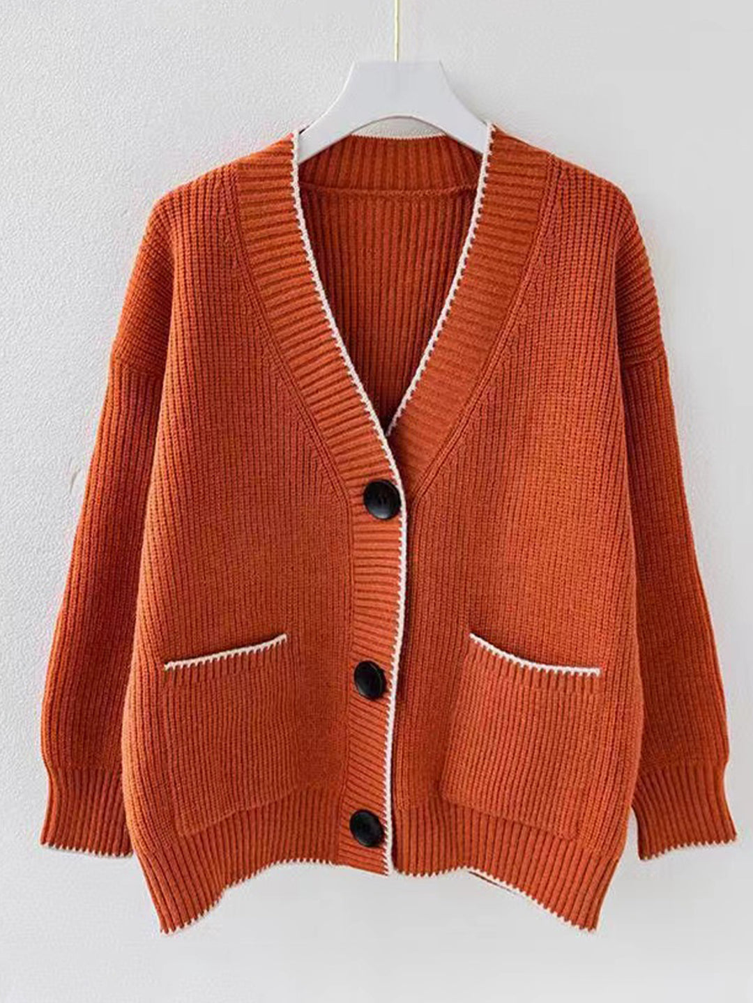 Damen Strickjacke mit modernen Taschen und kontrastierenden Details R&B