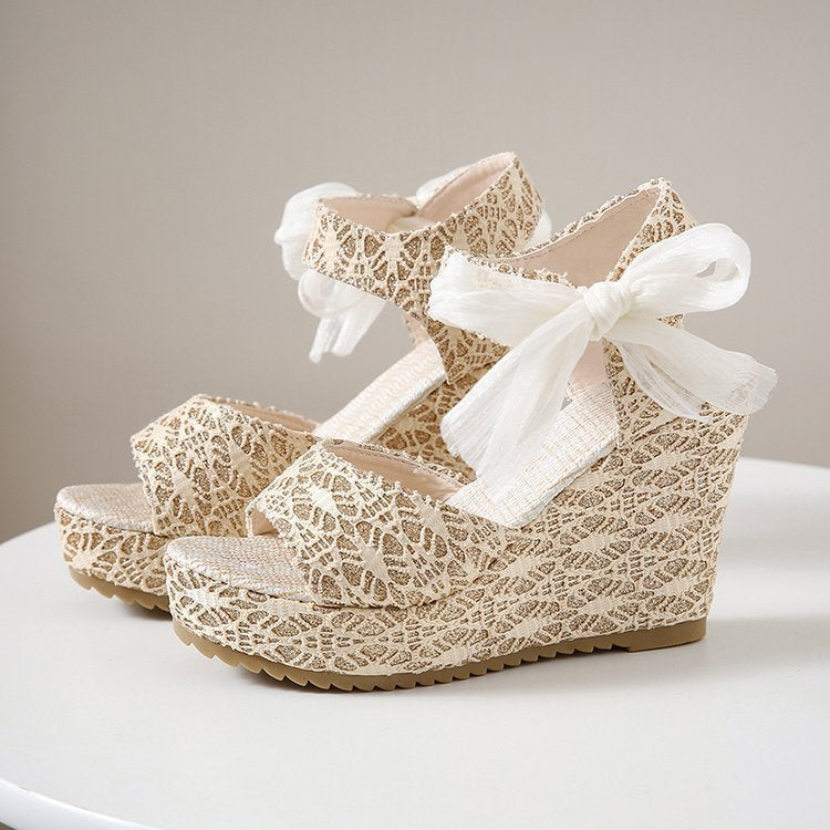 Damen nan romantische Keilabsatz-Sandalette mit Spitzenoptik und Organza-Schleife R&B