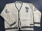 Damen nan gestrickte College-Cardigan mit Zopfmuster, V-Ausschnitt, kontraststreifen und gestickten Applikationen R&B