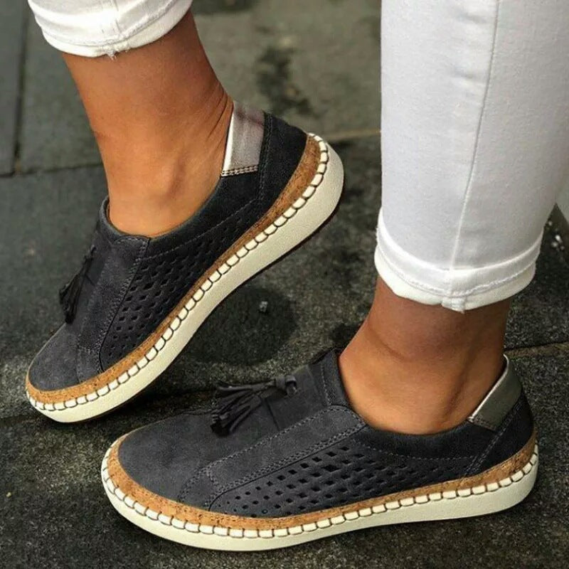 Damen Sneakers mit perforierter Oberfläche und dekorativen Quasten R&B