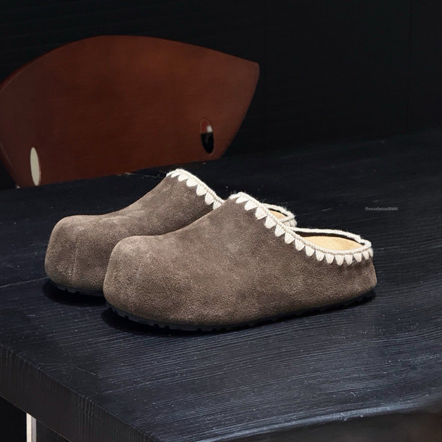 Damen Elegante Clogs aus weichem Wildleder mit handgefertigten Details R&B