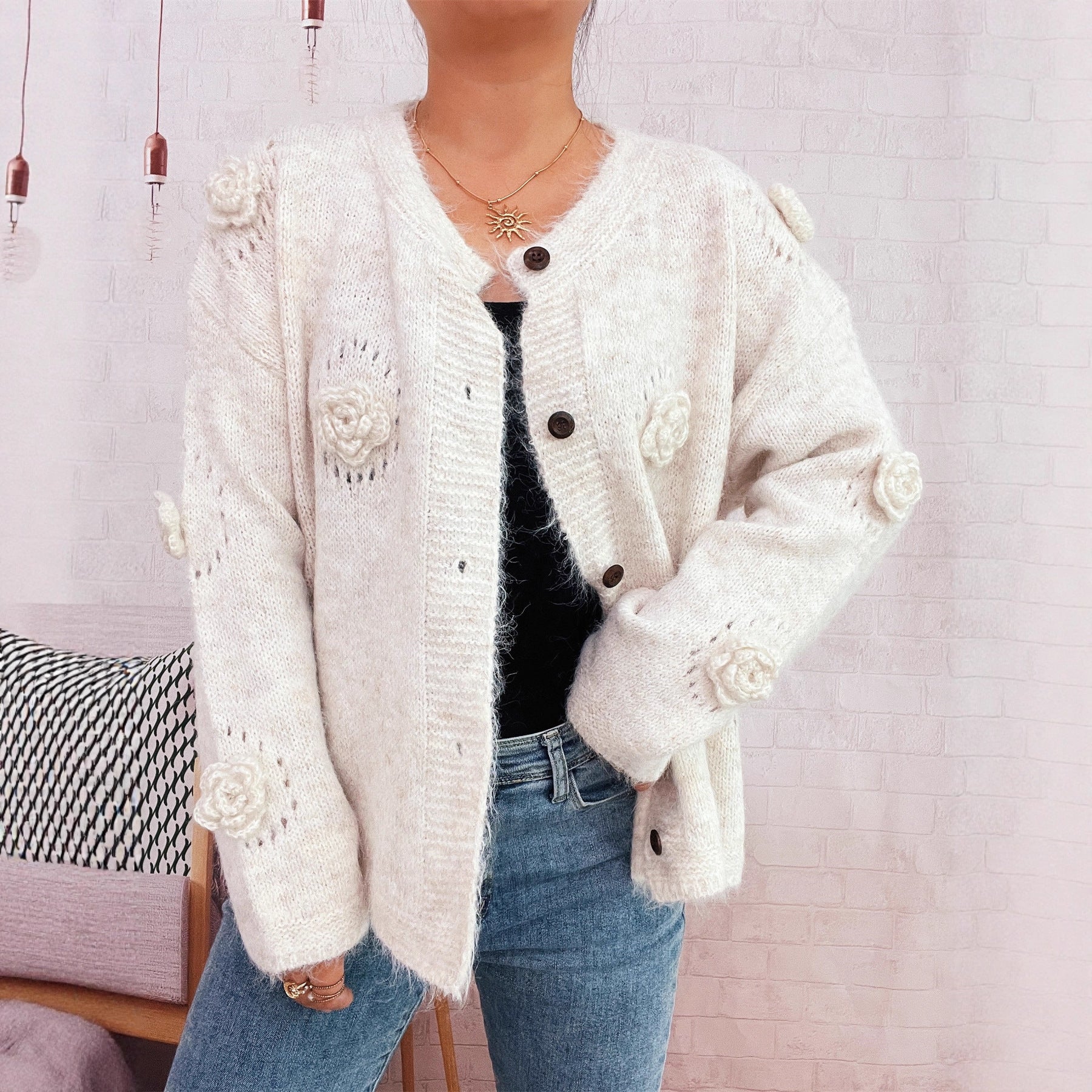 Damen Strickjacke mit floralen Applikationen und dekorativen Knöpfen R&B