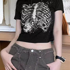 Damen Crop-T-Shirt mit verspieltem Lippenmotiv und modernem Schriftzug R&B