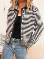 Damen gestrickte Kurzjacke mit modischem Streifenmuster und fluffigen Knöpfen R&B