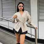 Damen eleganter Wickelmantel mit tailliertem Schnitt und modischen Details R&B