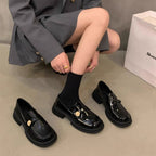 Damen elegante Lackleder-Mokassins mit goldener Schnallenverzierung R&B