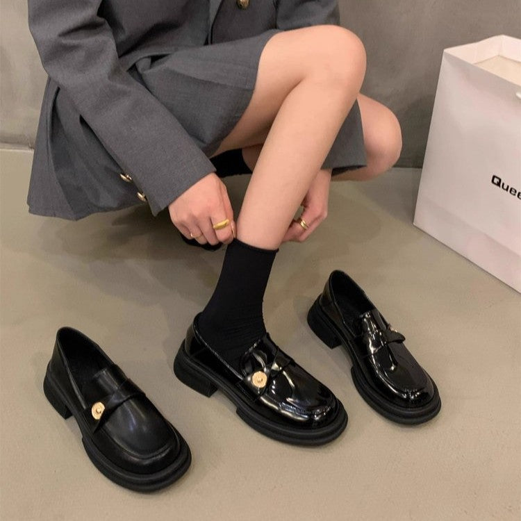 Damen elegante Lackleder-Mokassins mit goldener Schnallenverzierung R&B