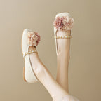 Damen Ballerinas mit dekorativem Blumenakzent und goldener Kette