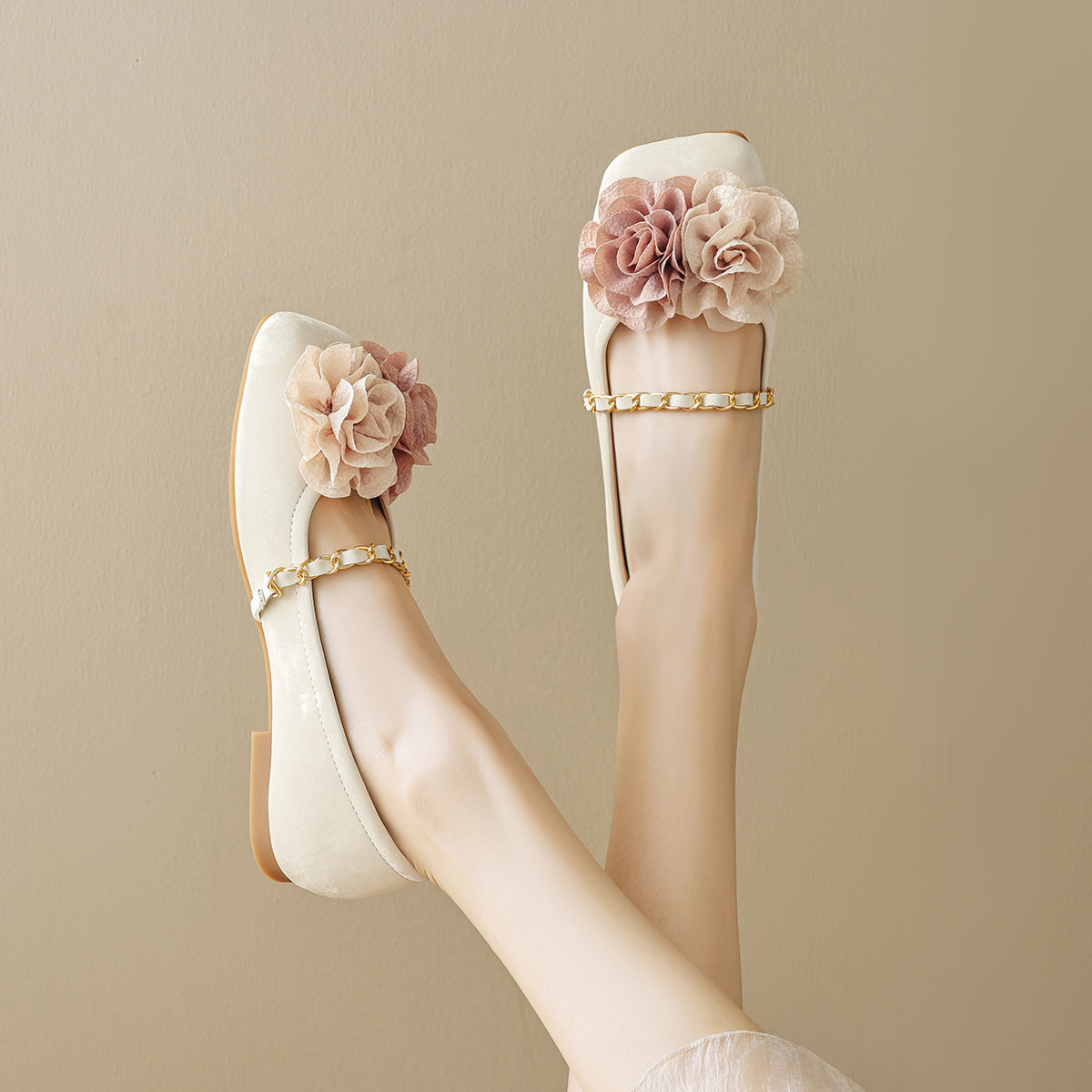 Damen Ballerinas mit dekorativem Blumenakzent und goldener Kette