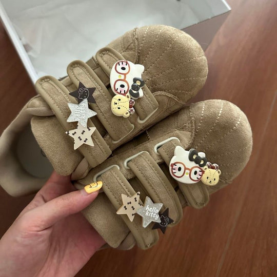 Damen Veloursleder-Sneakers mit praktischen Klettverschlüssen und verspielten Anhängern R&B