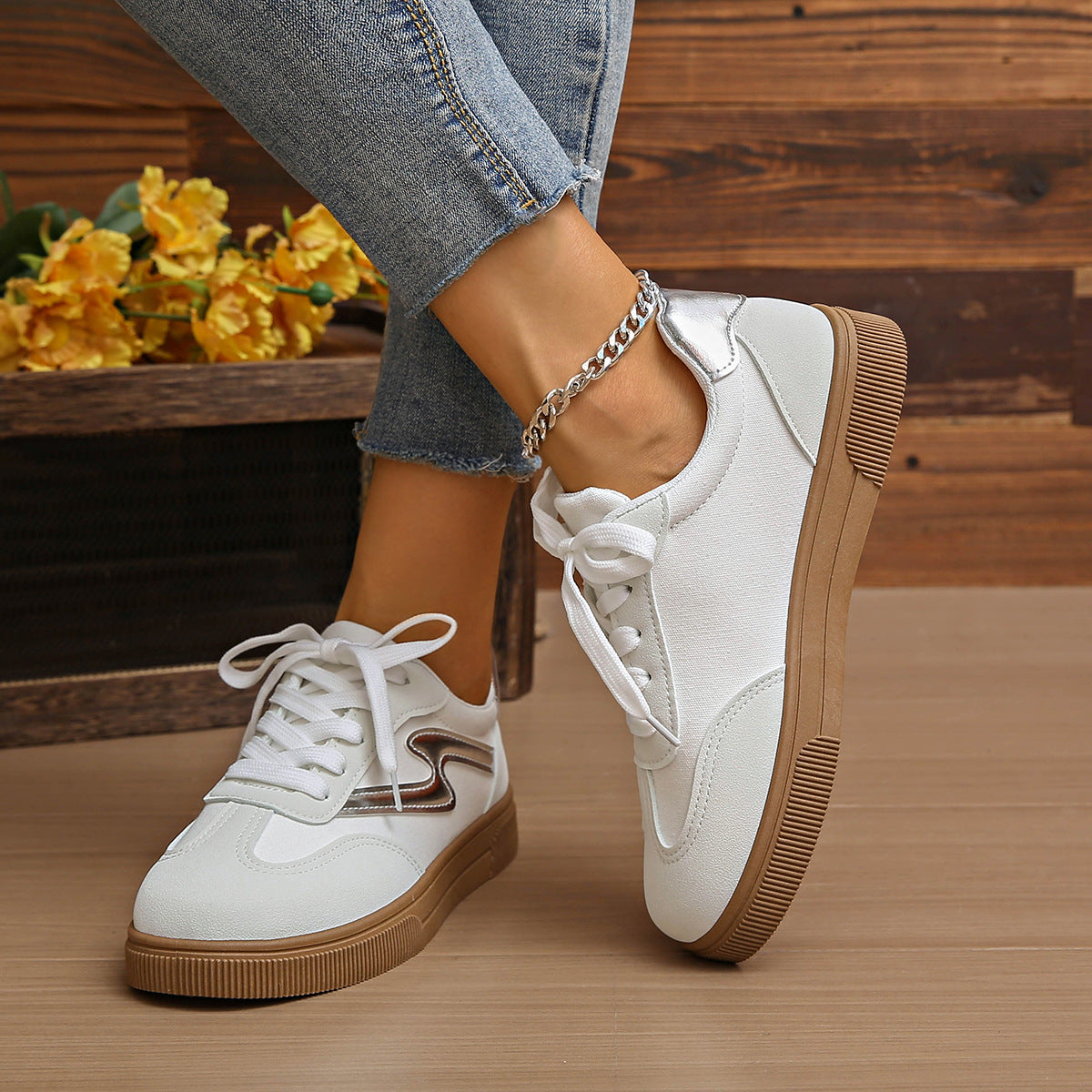Damen Sportliche Sneaker mit robustem Sohlenprofil und modischen Details R&B