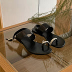 Damen elegante Zehentrenner-Sandalen mit modischen Riemen und metallic Akzent R&B