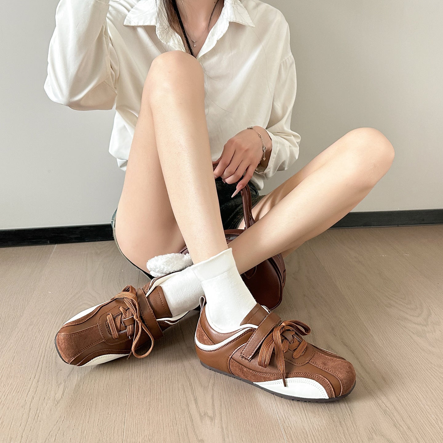 Damen Bequeme Sneaker mit elegantem Obermaterial und modischen Schnürdetails R&B