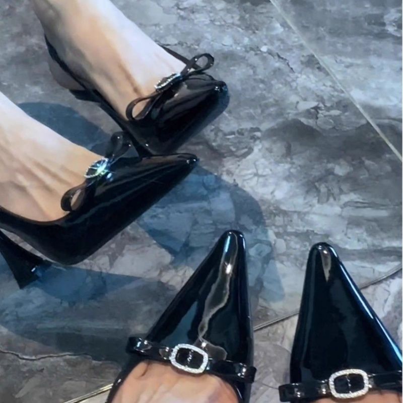 Damen elegante Slingback-Pumps mit glanzvoller Lackoberfläche und funkelndem Schmuckdetail R&B