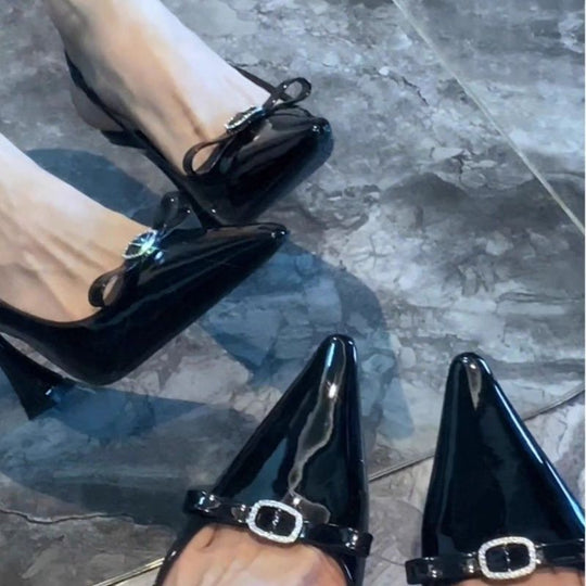 Damen elegante Slingback-Pumps mit glanzvoller Lackoberfläche und funkelndem Schmuckdetail R&B