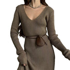 Damen Langarm-Strickkleid mit tiefem V-Ausschnitt und figurbetonter Silhouette R&B