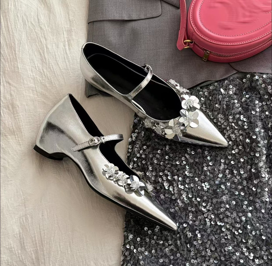 Damen Ballerina-Schuhe mit floralen Applikationen und elegantem Riemen R&B