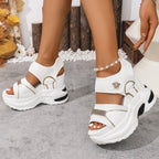Damen nan wuchtige Plateausandale mit ergonomischer Wellensohle Klettverschluss und goldenen Zierapplikationen R&B
