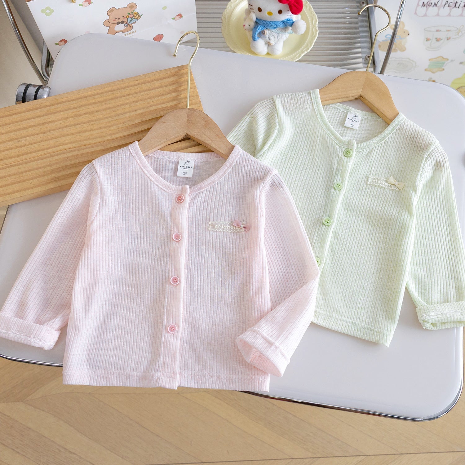 Mädchen Nan Ripp-Strick Bio-Gefühl Baby-Strickjacke mit Knopfverschluss und gesticktem Bogen R&B