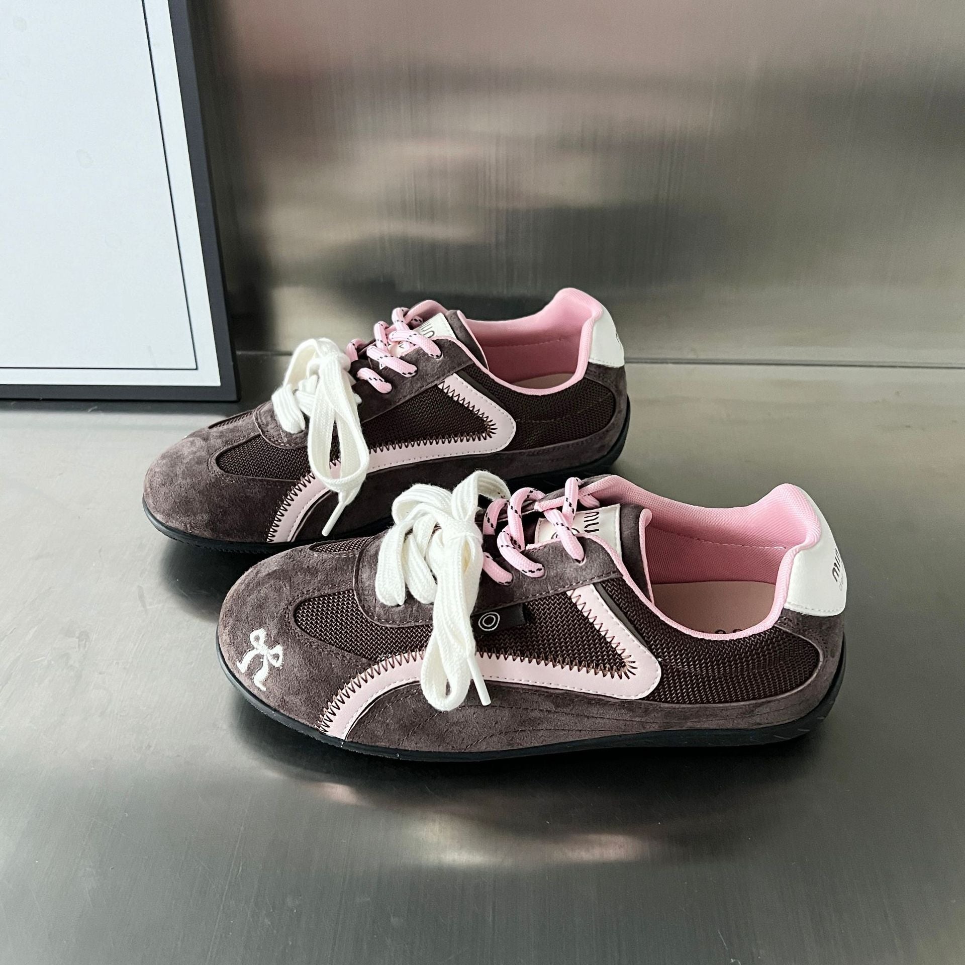 Damen Sportliche Sneakers mit atmungsaktiver Mesh-Oberfläche und eleganter Wildlederverzierung R&B