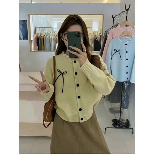 Damen Strickcardigan mit dekorativen Knöpfen und Schleifenakzent R&B
