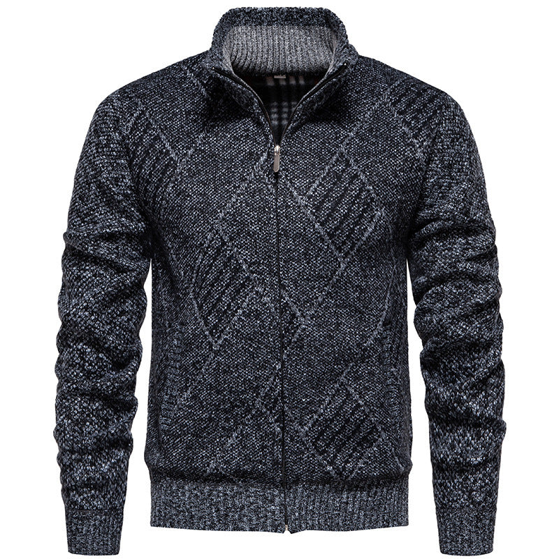 Herren Strickjacke mit modernem Zopfmuster und hohem Kragen R&B