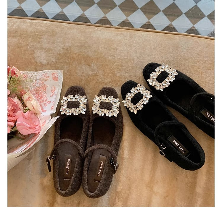 Damen Ballerina-Schuhe mit funkelnden Strassdetails und nostalgischem Riemenverschluss