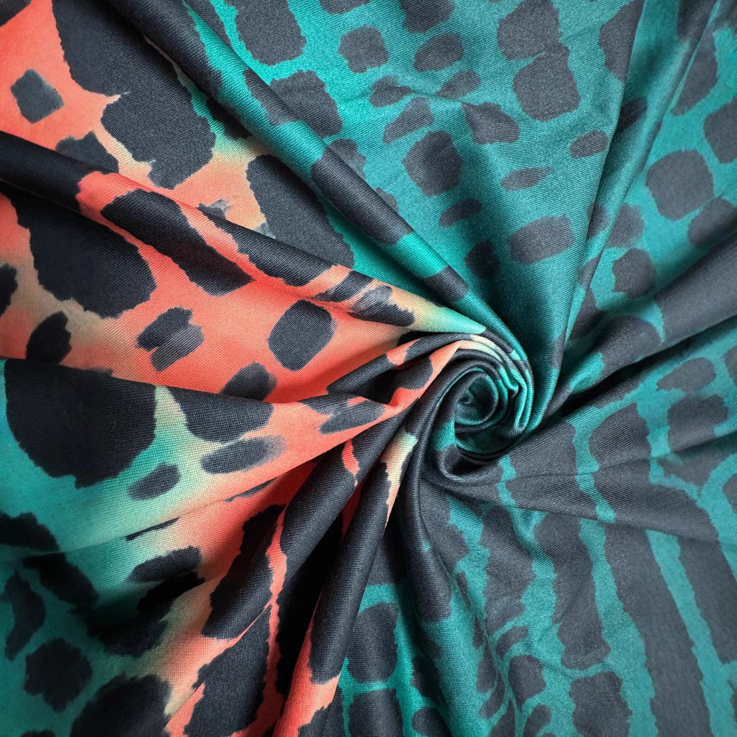 Damen Maxikleid im modernen Batikdesign mit tiefem V-Ausschnitt und Seitenschlitzen R&B