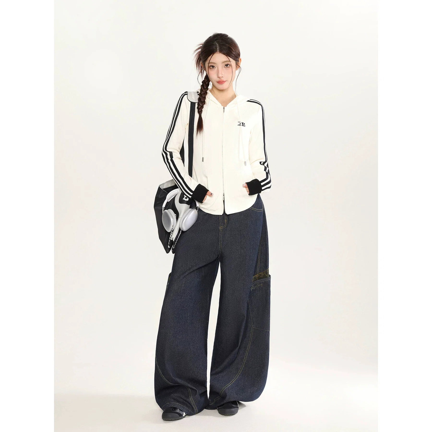 Damen nan taillierte Kapuzen-Zipjacke aus geripptem Feinstrick mit Reißverschluss, Kordelzug und Kontrastärmeln R&B