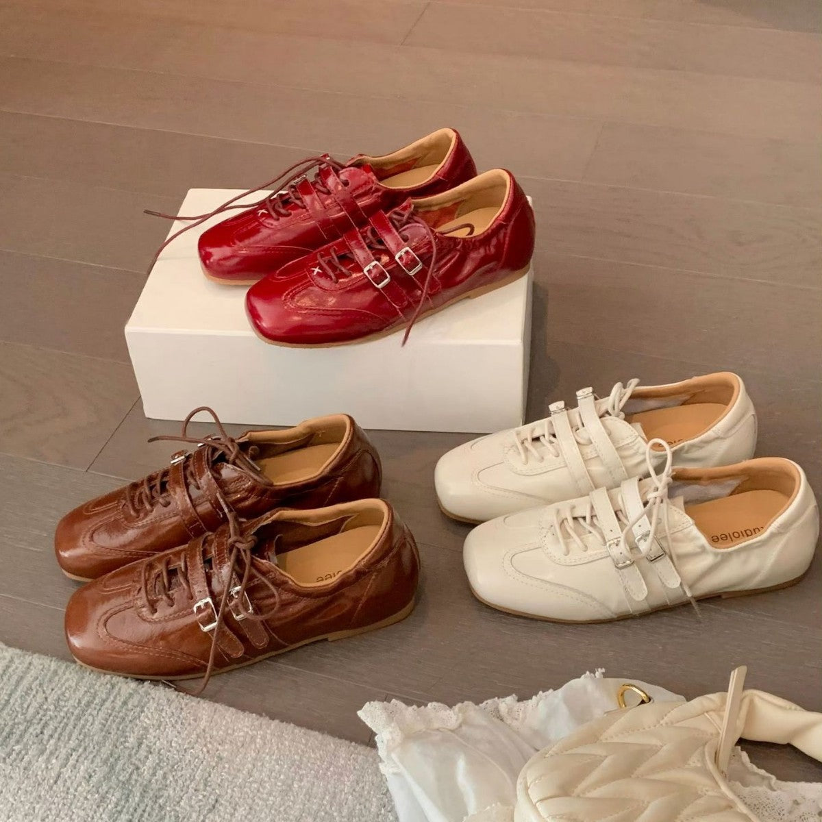 Damen Sneaker mit Schnallenakzenten und weicher Oberflächenstruktur