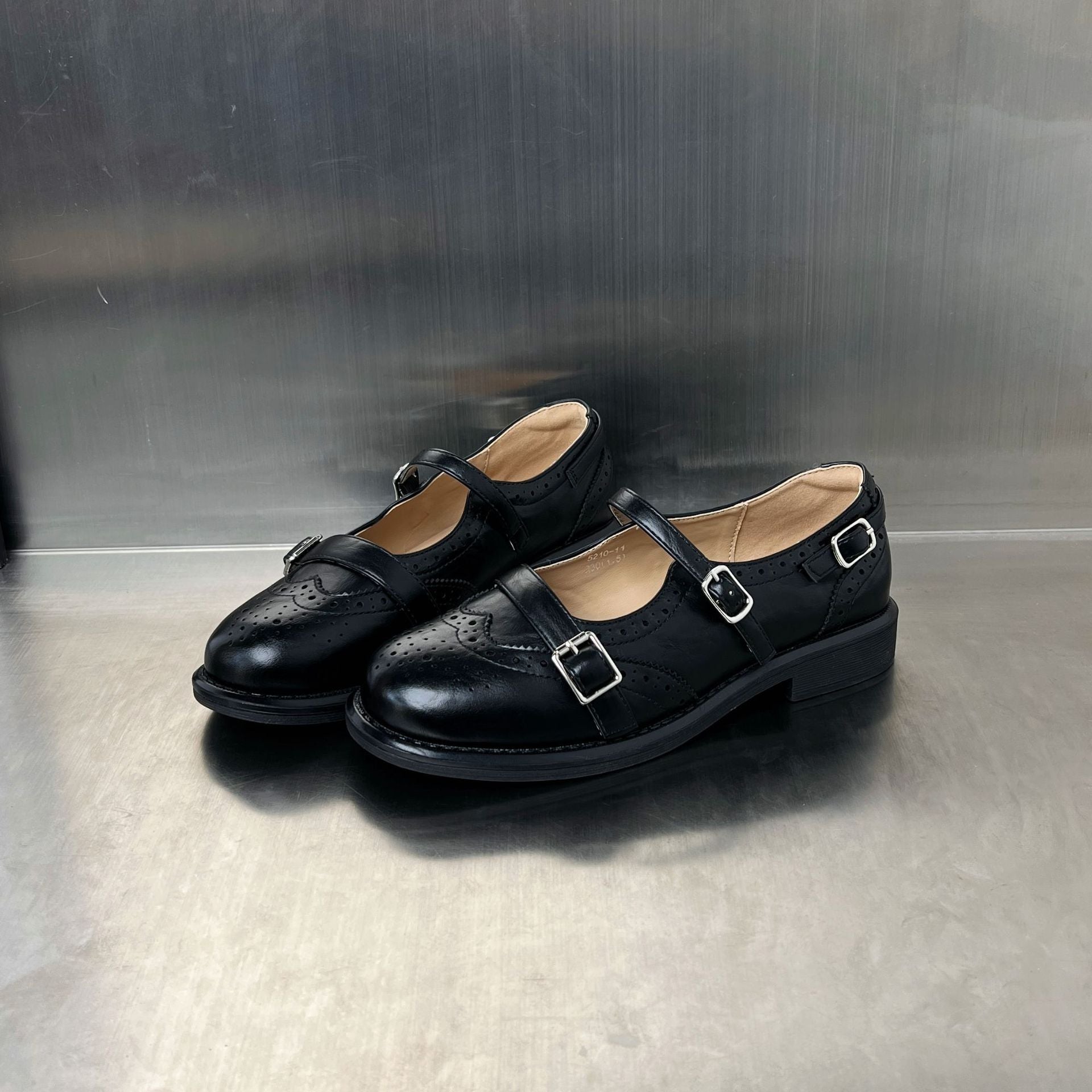 Damen elegante Ballerinas mit doppeltem Riemenverschluss und dekorativem Lochmuster R&B
