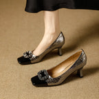Damen elegante Pumps mit quadratischer Zehenpartie und glanzvollem Schmuckelement