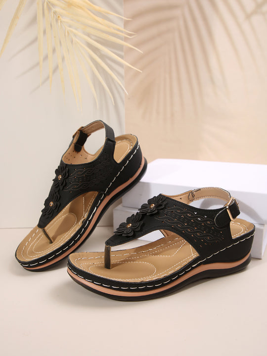 Damen Zehenstegsandalen mit floralen Lochdesign und komfortabler Fußbettgestaltung R&B