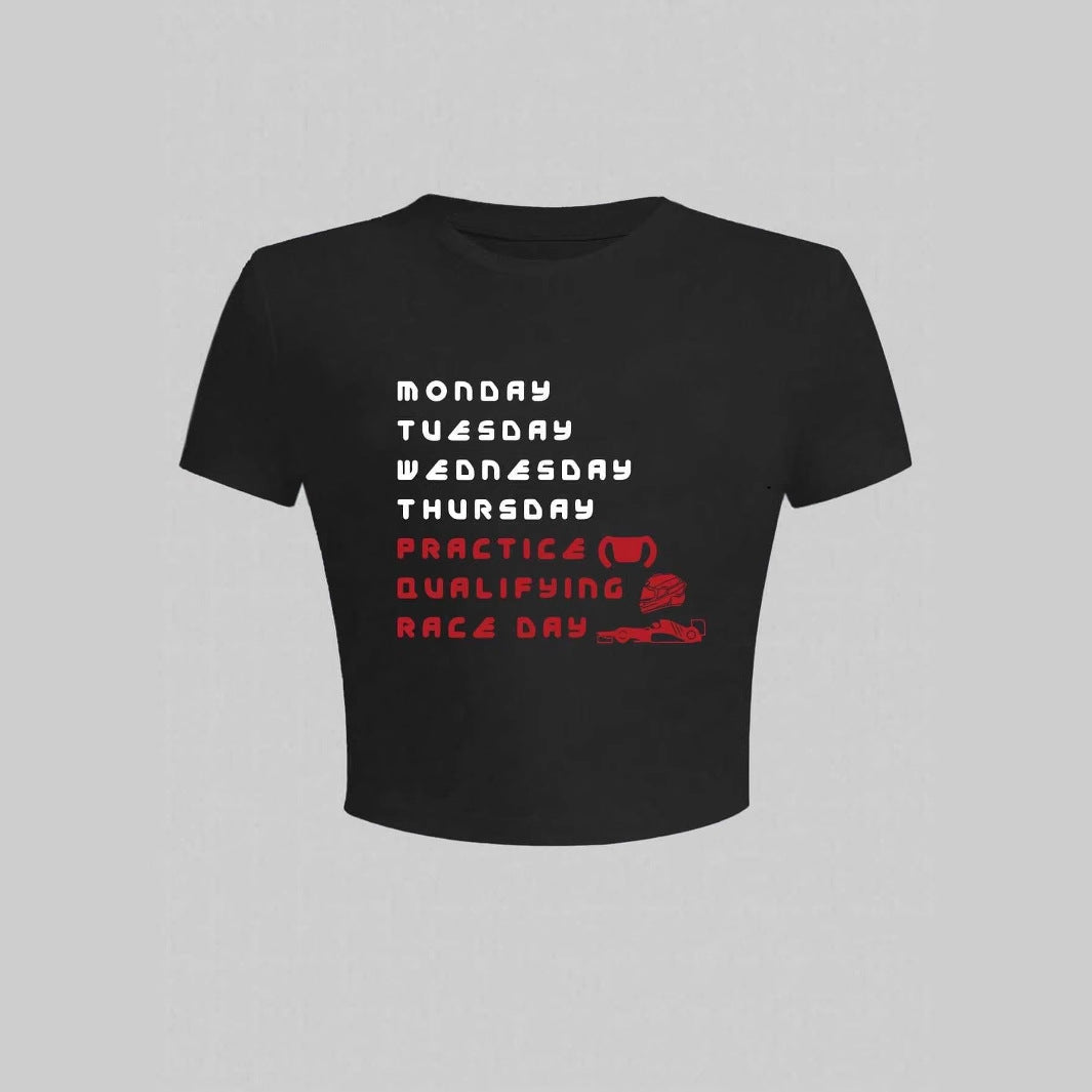 Damen Crop-T-Shirt mit stylischem Rennsport-Motiv und charmantem Schriftzug R&B