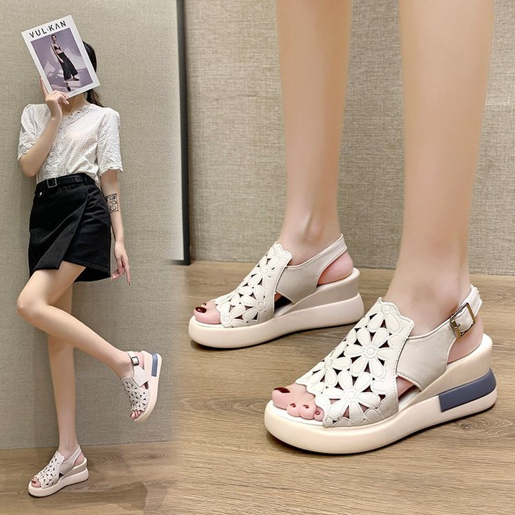 Damen Wedge-Sandalen mit floralem Cut-Out-Design und komfortablem Plateau R&B