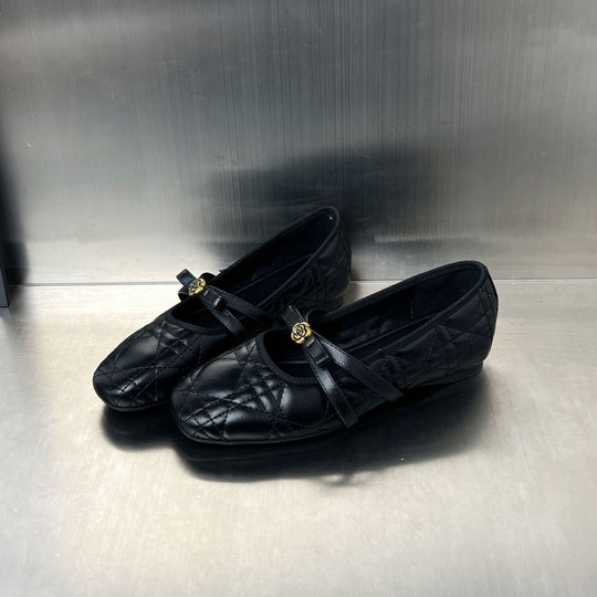 Damen Ballerinas mit elegantem Riemen und stilvollem Blumenmotiv R&B