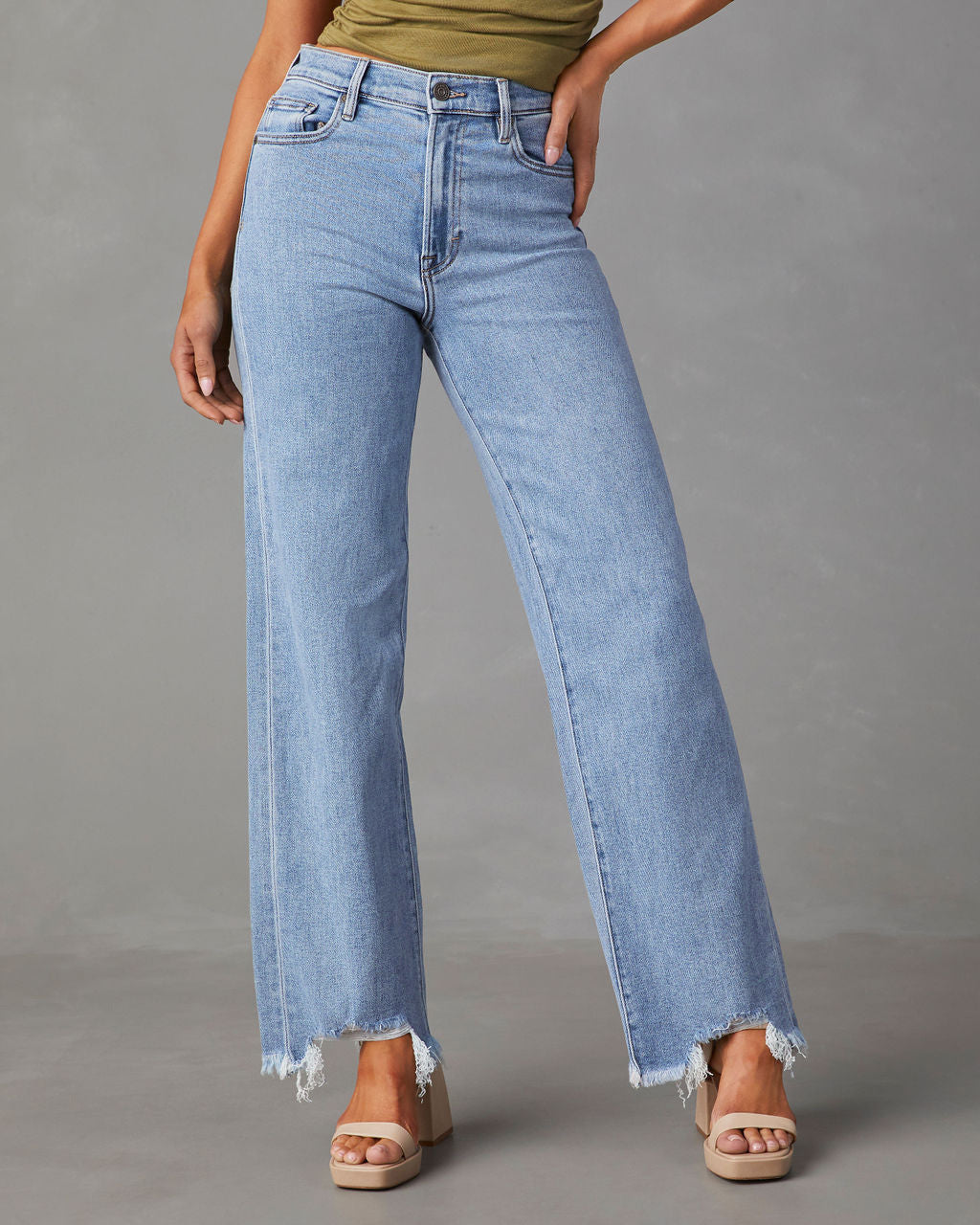 Damen Weit geschnittene Jeans mit fransigem Saum R&B