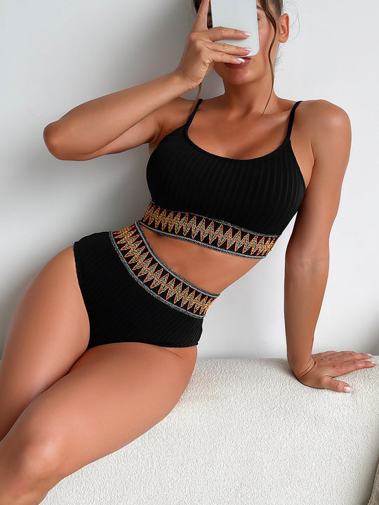Damen Bikini-Set mit figurbetonendem Rippenmuster und buntem Elastikbund R&B