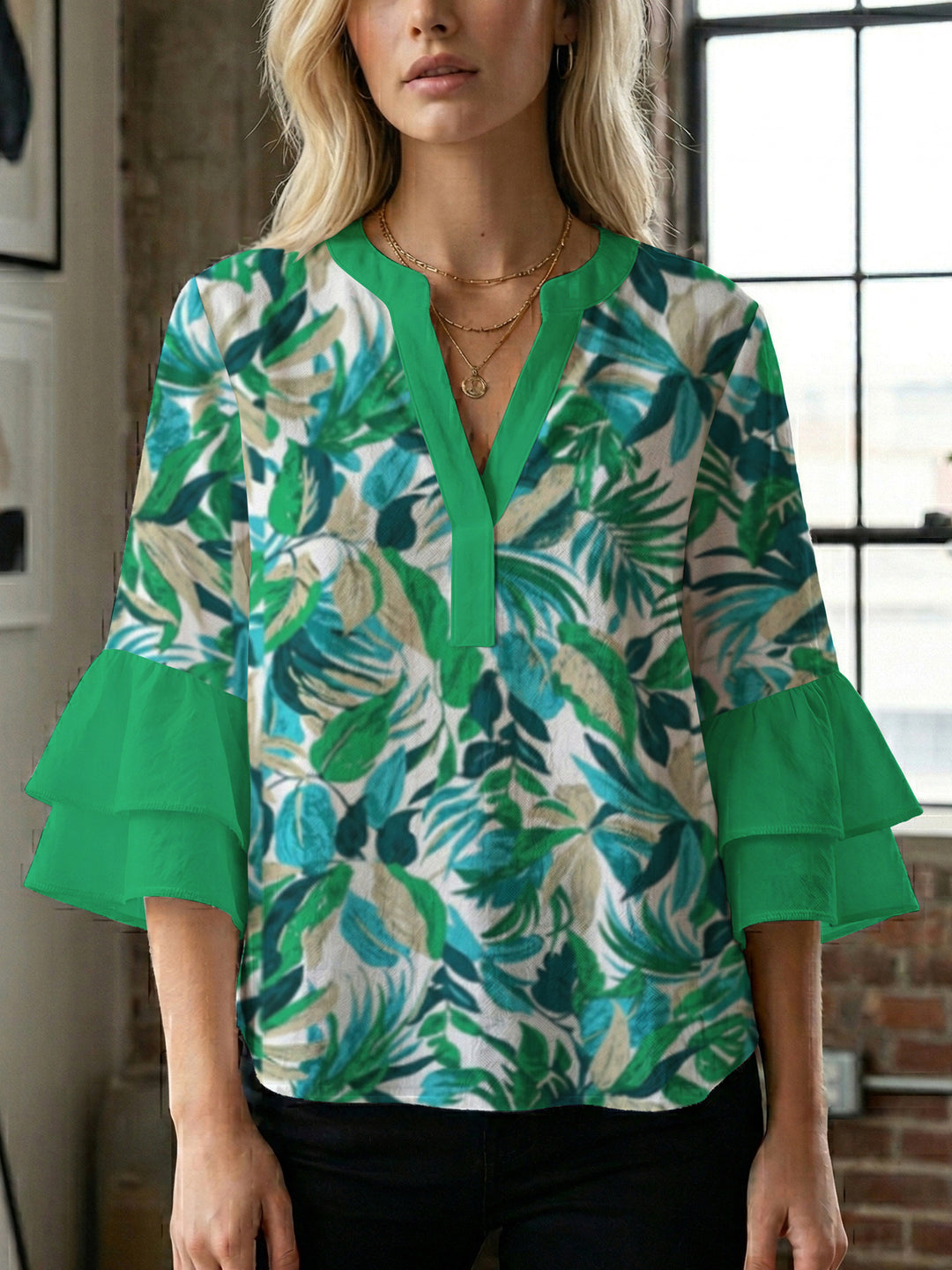 Damen Bluse mit voluminösen Rüschenärmeln und modernem Motiv R&B