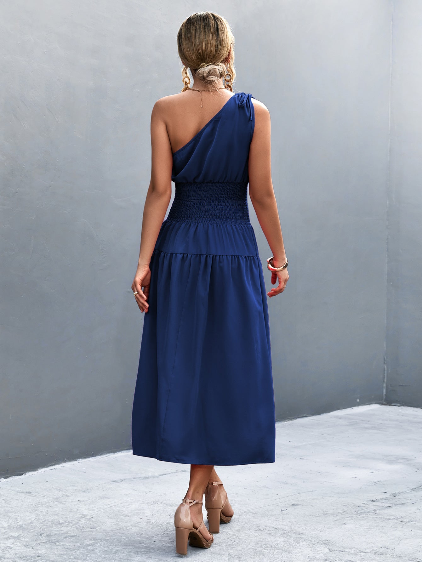 Damen Midikleid mit schnörkellosem Ein-Schulter-Design und elastischem Taillenband R&B