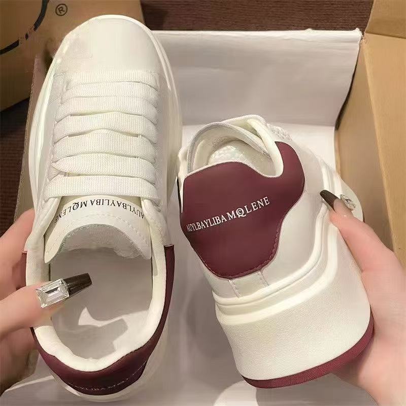 Damen Plateau-Sneaker mit stilisierter Silhouette und gepolsterter Sohle R&B
